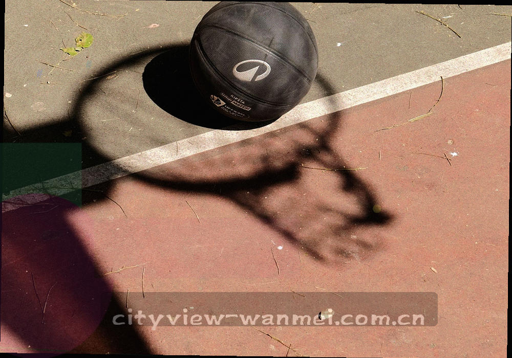 水泥灰细网格与轮次刻度纹理，作为复盘索引区的底纹